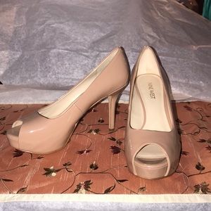 Nude peep toe pump